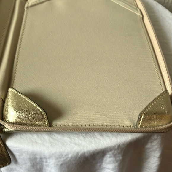 Coach: Floral Print Zip Reader Holder- Gold Tone - Picture 16 of 16